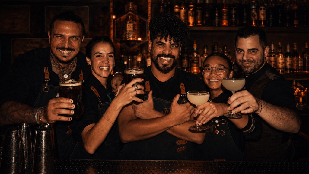 El equipo de Especiarium Bar brindando detrás de la barra